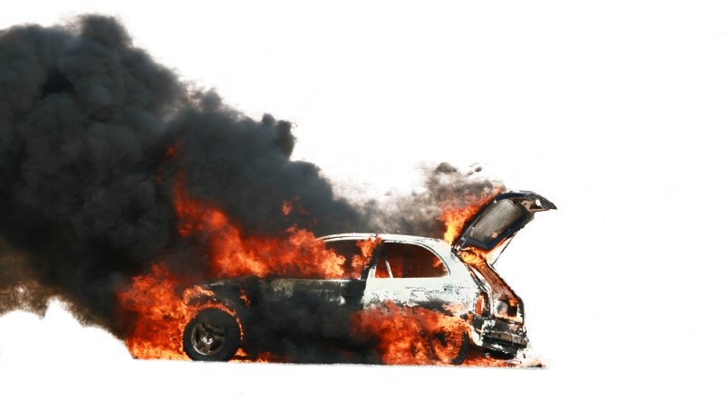 看懂一個案例，多討回300萬理賠！車禍卡在車內，若不幸被燒死...算不算「火災」身故？