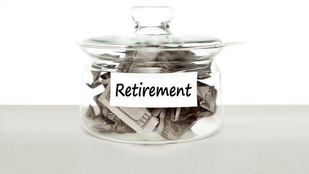長輩圈瘋傳：55歲提早退休領「打折扣」的勞保年金，總額比60歲退休的人多...這是真的！