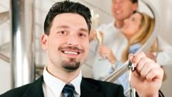 我看中一間房子，但屋主已委託仲介了，我想找熟識的仲介去談，行嗎？