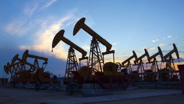 OPEC、美國相互較勁，油價壕溝持久戰尚未結束》油比水便宜，該逢低進場嗎？