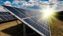 別再唱衰太陽能了！新興國家開始把農場都變電廠了...