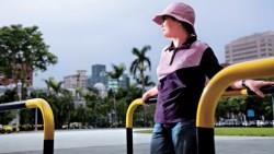 三明治族要負擔雙親醫療、子女教育金》想辭職帶小孩，家庭收入夠嗎？