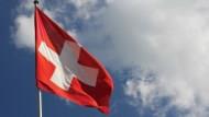 憂爆辭職潮、大量移民湧入》瑞士公投否決「全民不用工作，也能領月薪」