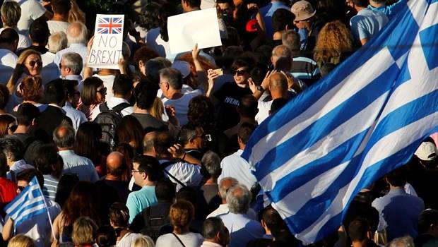 英國確定脫歐，全球陷恐慌》台股早盤暴跌300點，日圓升破100