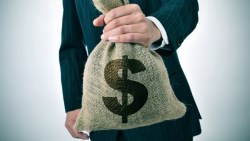 一支iPhone，要扣15天！若買東西用「壽命」付費，22K上班族到月底只剩1天能活