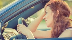 常覺得隔壁車道比較順暢、隔壁排結帳比較快？這種人投資很難賺到錢