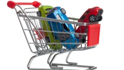 算給你看！兩個人月收入一樣，一個買車、一個每天搭捷運，十年後的差別是...