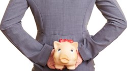 28歲月光族，如何在2年內還清61萬債務、存下結婚基金？領薪後要做的第一件事是...