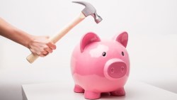 每月拚命省錢，卻始終存不了多少...想擺脫月光族，你該做的是強迫自己「花錢」