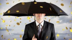 一個投資案，讓他在1920年賺到100億，住進超過20間房的豪華別墅，有上百套高級西裝、十幾支黃金拐杖...