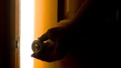 她是買房投資老手，卻是第一次當包租婆...遇到晚上出怪聲、燒東西的怪房客，最後還...