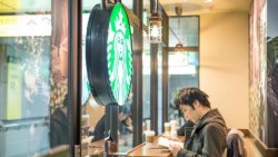 一杯咖啡成本30元...常喝「星巴克」的上班族比較笨？