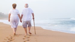 別再想著靠子女奉養、或是政府津貼，這三種保險，才能讓你退休後不愁生活費