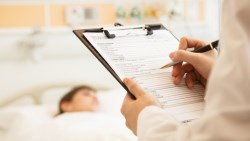 買住院醫療險，實支實付和定期日額，哪個保障最多？4個實際案例一次比較