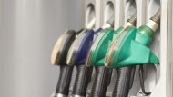 OPEC減產，95汽油明年要漲回30元？一張表看2017年油價怎麼走