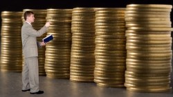 有表為證》每個月投入1萬元存金融股，十年後...有2檔比0050多賺2倍！