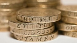 英國硬脫歐傳周二見分曉，英鎊重貶、一度摜破1.2