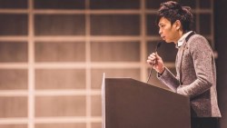 身價比貝克漢高的補習班老師！別家捧3.5億挖角，他淡淡然一句話回絕，全城譁然