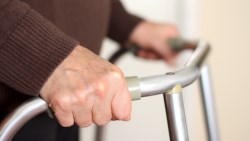 長照險保費貴又難理賠？這是錯觀念！專家教你4個挑選重點，為失智失能做好保障