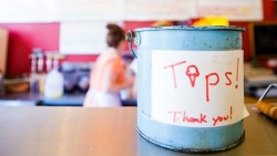 出了台灣，「服務」都不是免錢的！一次看懂，服務生、計程車...各種小費該給多少？