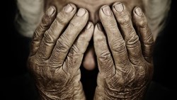 日本獨居老人真實慘況》年金僅夠付房租、存款只出不進，為了省錢有病也不就醫