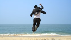 初入股市慘賠200萬！保險員戒掉這個買股惡習，捲土重來、36歲退休