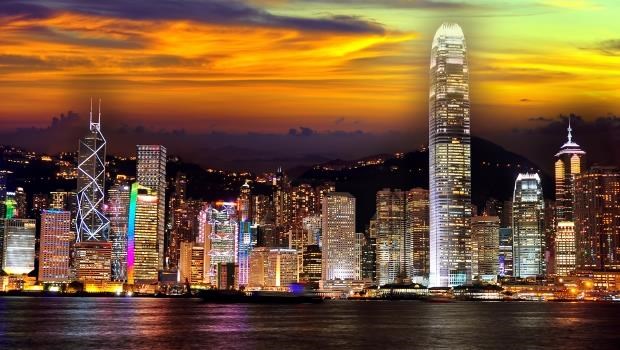 香港下墜中》陸客不去、經濟更依賴中國...近4成港人想移民，首選台灣