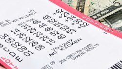 中2億樂透該怎麼花？放銀行領利息，80年都花不完，這樣做最笨