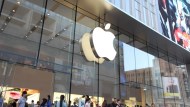 iPhone銷量一路下滑，為何巴菲特卻大力買進？5張圖揭露蘋果「傲人獲利」