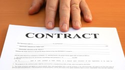 「公司付錢送員工出國受訓，若提前離職要賠償」這種合約有沒有違反勞基法？