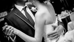 終於還完婚禮債務...丈母娘又幫小倆口訂了新房！一個故事告訴你，別結負擔不起的婚