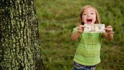 年輕人想快速脫貧？一個華爾街基金創辦人：存錢、兼差，拿去投資「這兩檔ETF」