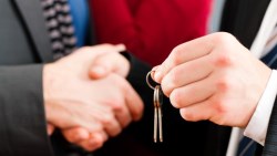 電話響不停，一天被2～30組仲介騷擾，嘴上越說「不願賣」的屋主，為何是房仲眼中的肥羊？