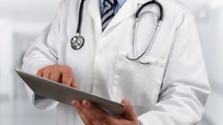 住院動手術，想補足花掉的薪水、看護費...最好投保兩家以上的實支實付！