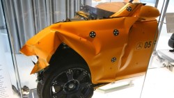 別再說鐵包肉，看過房車被輾成「紙團」的照片？「車體剛性」最完整解析《高級進口車篇》