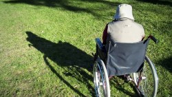 照顧失智母親，壓垮一個溫柔顧家暖男！翻開「照護日記」，全是粗暴對待母親後的歉意和懊悔字眼