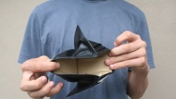 窮人會窮一輩子的原因：追劇、玩手遊、跟銀行貸款買車