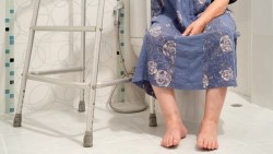 一老跌倒，全家辛苦》家具怎麼選、電燈怎麼擺...？衛福部「老人防跌手冊」都有寫