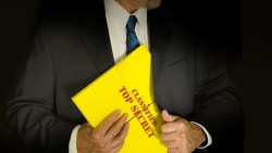 基金經理人閉口不提的丟人真相：10年來操作績效老輸大盤...高達37%機率被合併、清算