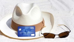 最高2.8%現金回饋！精選8張「雙幣信用卡」，出國玩不用擔心匯率，還能省下花費