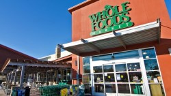 WFM與亞馬遜一見鍾情、準備當第一名，收銀員遭殃？