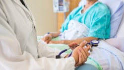 拍痰太小力導致肺炎、尿布太少換導致褥瘡....善用「這個服務」，你可以避免讓老人家「反覆住院」