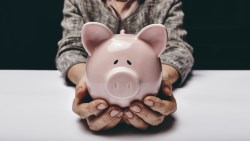 看緊家中長輩的荷包！最容易「騙老人錢」的7種人：健康器材業者、婚姻騙子...