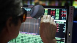 聽眾call-in一面倒問「基金賠錢該轉進哪一檔」？夏韻芬一句話敲醒台灣投資人