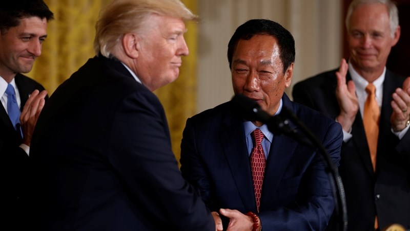 郭董站上白宮講台！川普：鴻海是偉大的企業...兩人微笑拉手，宣布美國設廠