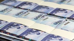 搭計程車、買手搖飲料...1千元都好難用！《經濟學人》預言「大額面鈔」可能會消失的原因