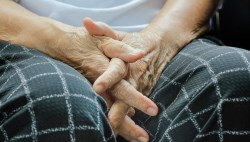 一有家人中風住院，你就該準備的5件事：申請身心障礙手冊、輔具補助...