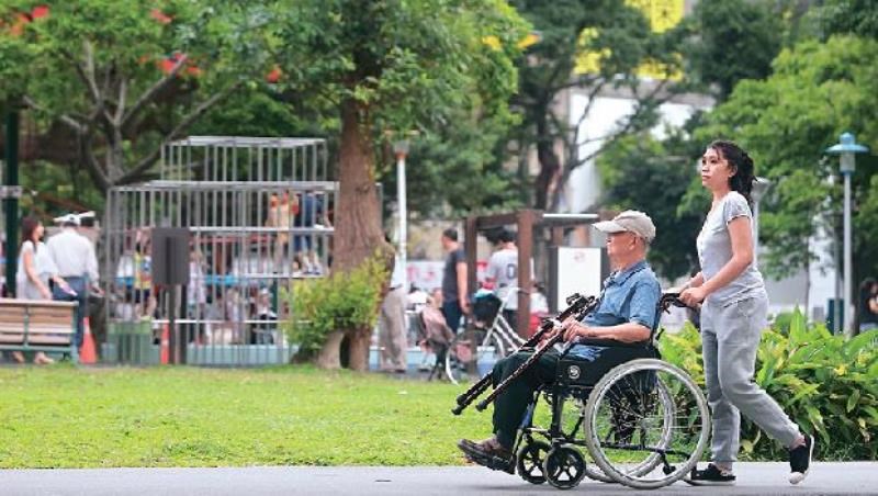 台灣社會老化速度，遠比美、法來得快》老後長照風險，82%民眾挫咧等