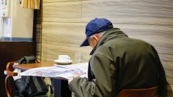 1天花不到幾十元，吃最奢侈的是牛奶配糖果...老榮民靠「2檔股」攢出500萬，全數捐出！