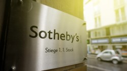 它股價跌2個月後，美股高達8成機率跟著跌，一探270年神秘老公司「蘇富比」